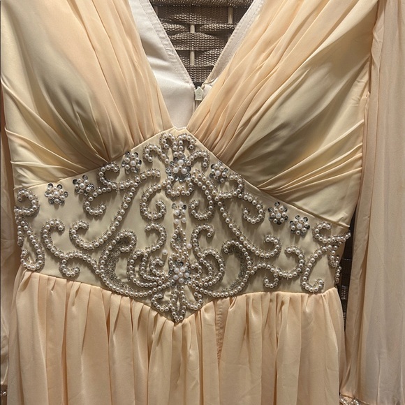 Elegant Cream Gown with Embellished Bodice - Picture 2 of 7